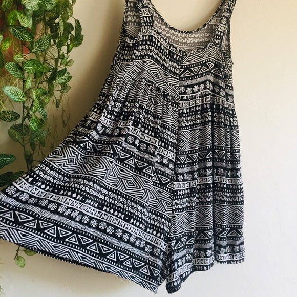 Patterned Flowy Romper - Picture 3 of 8